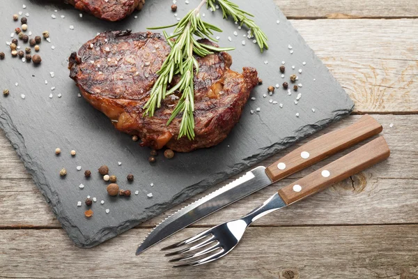 Rindersteaks mit Rosmarin und Gewürzen — Stockfoto