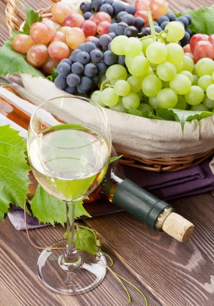 Copo de vinho branco, garrafa e uvas — Fotografia de Stock