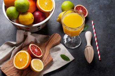 Taze olgun turuncu ve suyu