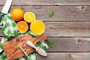 Taze olgun portakal ve meyve suyu
