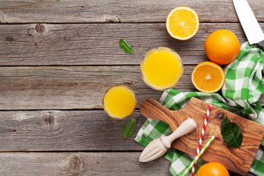 Taze olgun portakal ve meyve suyu