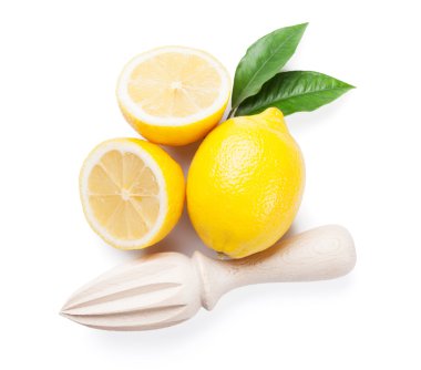 Olgun taze limon ve meyve sıkacağı