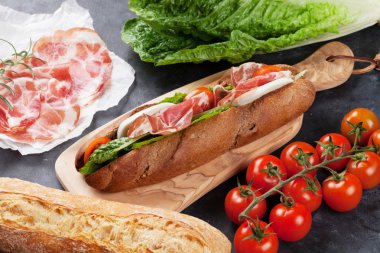 Ciabatta sandviç marul salatası ile