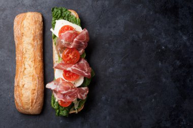Ciabatta sandviç marul salatası ile
