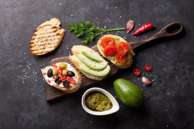 Avokado sandviçle tost