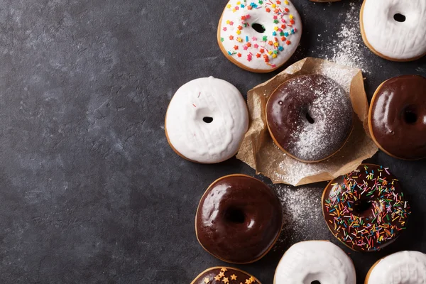 Donuts coloridos na mesa — Fotografia de Stock