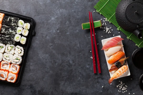 Conjunto de sushi, maki e chá verde — Fotografia de Stock