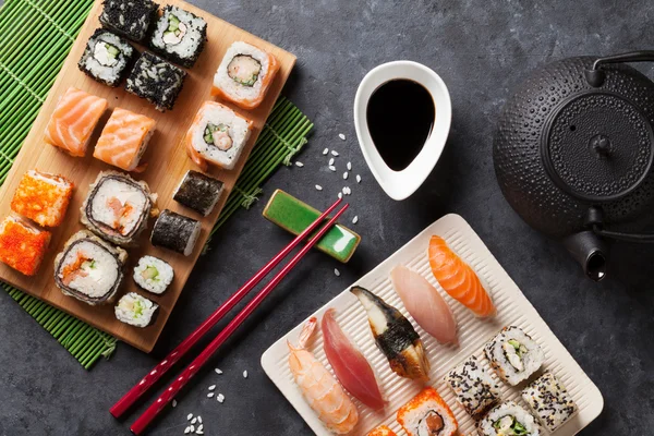 Set di sushi e maki roll e tè verde — Foto Stock
