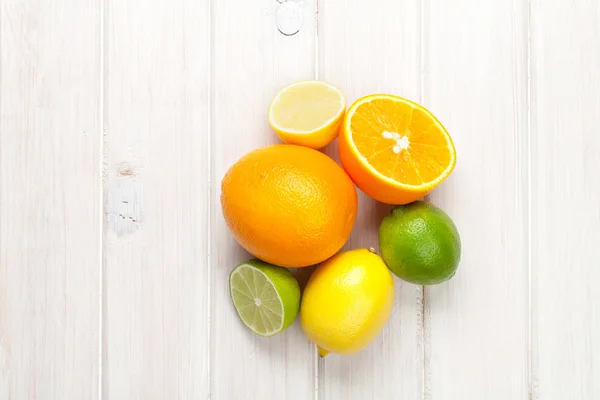 Orangen, Limetten und Zitronen — Stockfoto