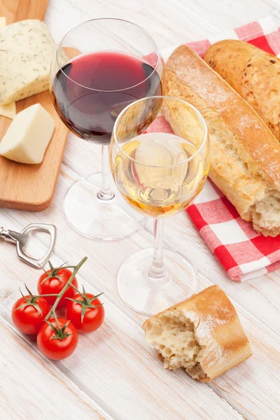 Vino, queso y pan — Foto de Stock