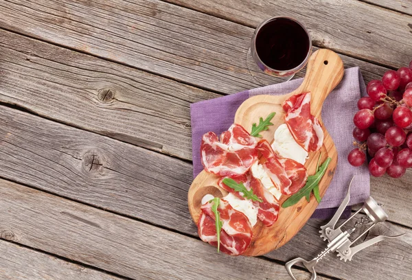 Prosciutto and mozzarella with red wine — Stock Photo, Image