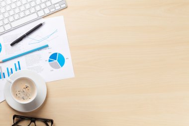 Ofis işyeri ile pc, harita ve kahve
