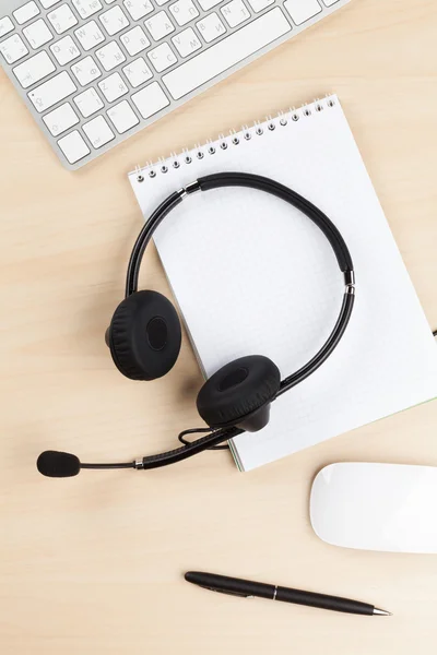 Bureau met headset en pc — Stockfoto