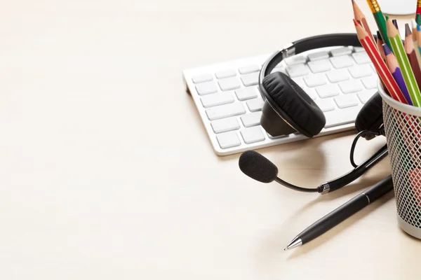 Bürotisch mit Headset und PC — Stockfoto