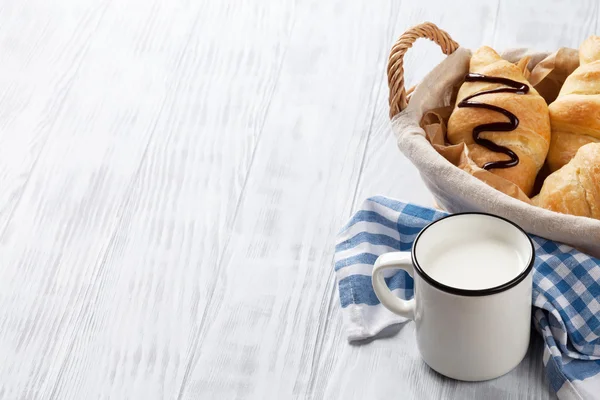 Taze kruvasanlar ve süt