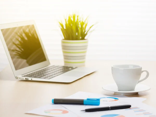 Lugar de trabajo con ordenador portátil y café —  Fotos de Stock