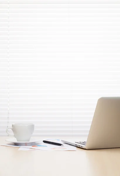 Lugar de trabajo con con portátil — Foto de Stock