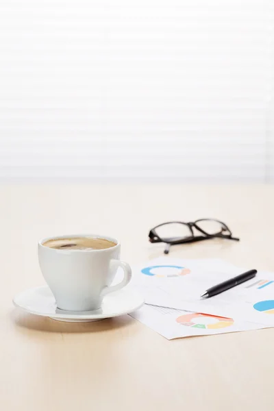 Escritório local de trabalho com café — Fotografia de Stock