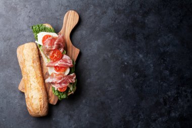 Ciabatta sandviç marul salatası ile