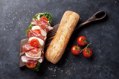 Ciabatta sandviç salata ile