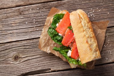 Sandviç somon ve salata ile