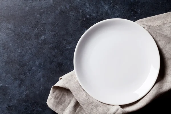 Empty plate and towel — Stock Photo, Image