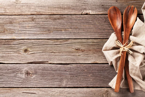 Küchenutensilien über Holztisch — Stockfoto