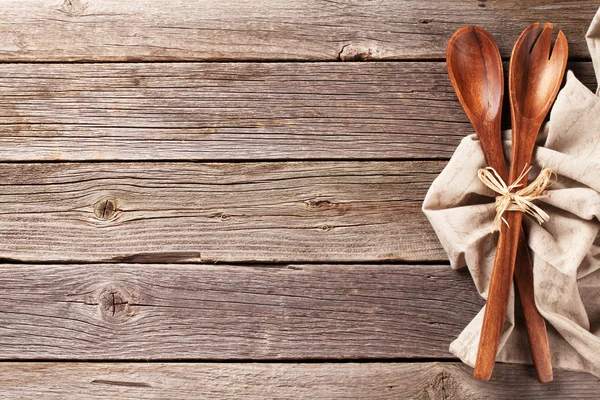 Utensílios de cozinha sobre mesa de madeira — Fotografia de Stock