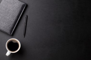 Kahve, not defteri ve kalem ile Ofis Masası