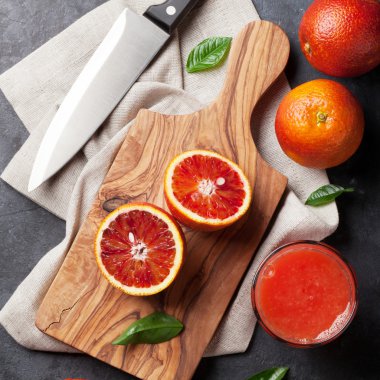 Taze olgun kırmızı portakal ve meyve suyu 