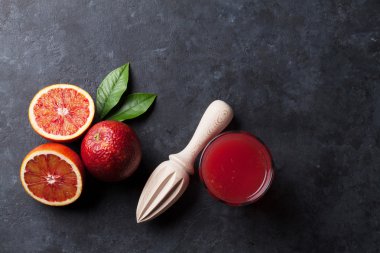 Kırmızı portakal ve meyve suyu cam