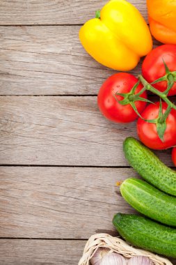 ahşap masa üzerinde olgunlaşmış taze sebze