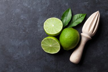 Limes ve taş üzerinde meyve sıkacağı 