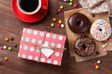 Çörek, hediye kutusu ve kahve