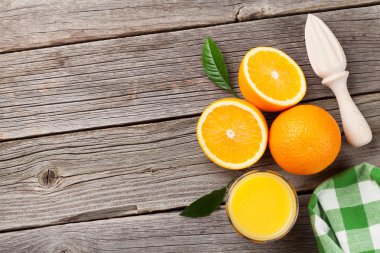 Taze olgun portakal ve meyve suyu