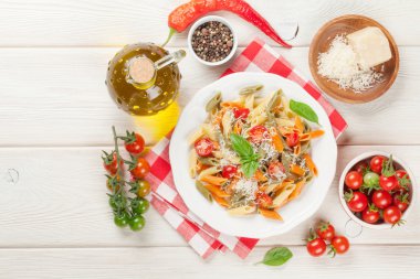 Renkli penne makarna domates ve fesleğen ile