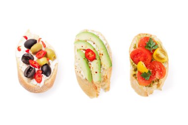 Avokado, domates, zeytin ile tost sandviç