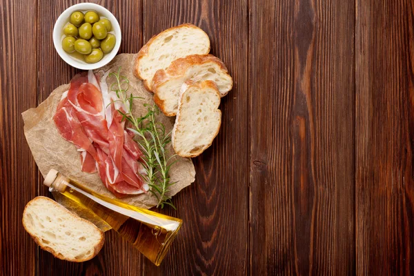 Prosciutto met rozemarijn en olijfolie — Stockfoto