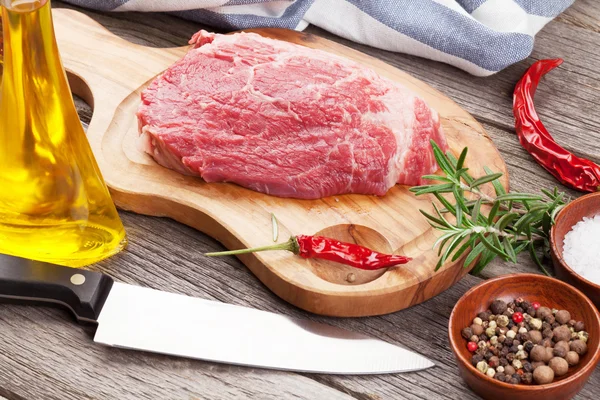 Bistecca di manzo cruda con spezie ed erbe aromatiche — Foto Stock