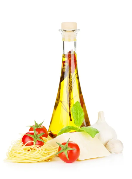 Pasta, tomaten, basilicum, olijfolie en Parmezaanse kaas — Stockfoto