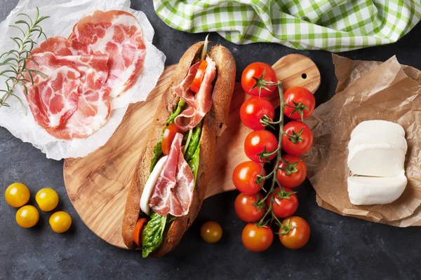 Sanduíche de ciabatta com salada romaine — Fotografia de Stock