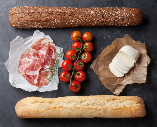 Sandwich cooking with prosciutto and mozzarella cheese — Stock Photo, Image
