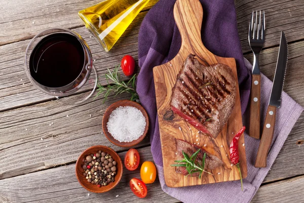 Gegrilde biefstuk en wijn — Stockfoto