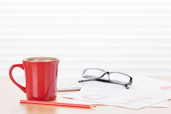 Escritório local de trabalho com café e gráficos — Fotografia de Stock