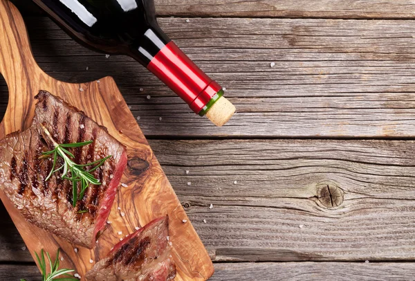 Carne de res a la parrilla y vino — Foto de Stock