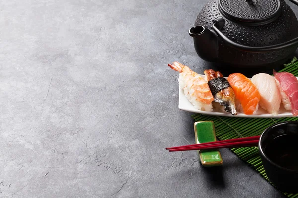 Conjunto de sushi e chá verde — Fotografia de Stock