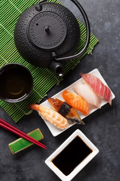 Sushi és a zöld tea — Stock Fotó