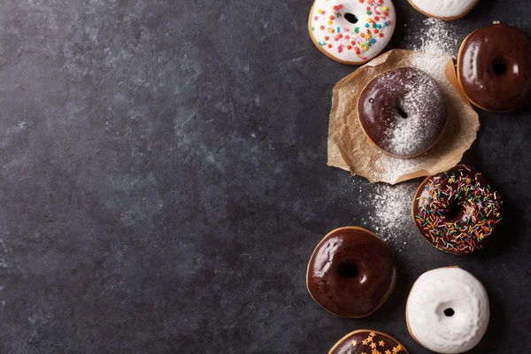 Donuts coloridos na mesa — Fotografia de Stock