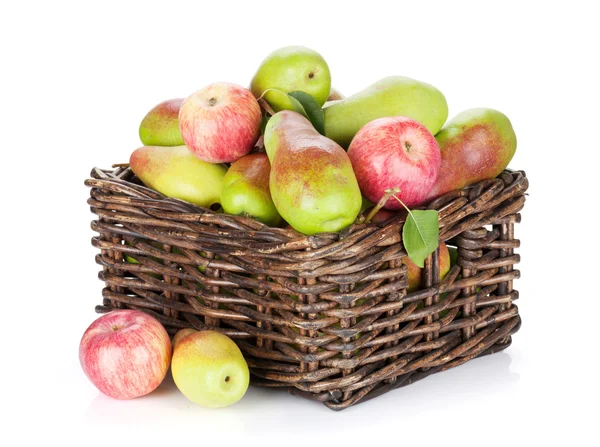 Birnen und Äpfel im Korb — Stockfoto