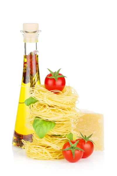 Pastas, tomates, albahaca, aceite de oliva y queso parmesano — Foto de Stock